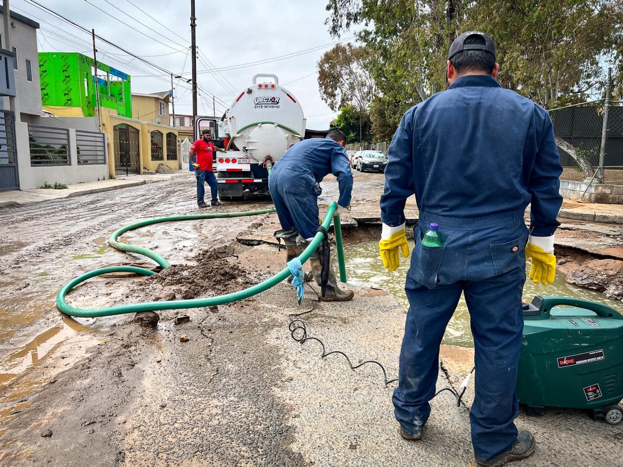 ATIENDE CESPE FUGA DE AGUAS RESIDUALES EN PUNTA BANDA