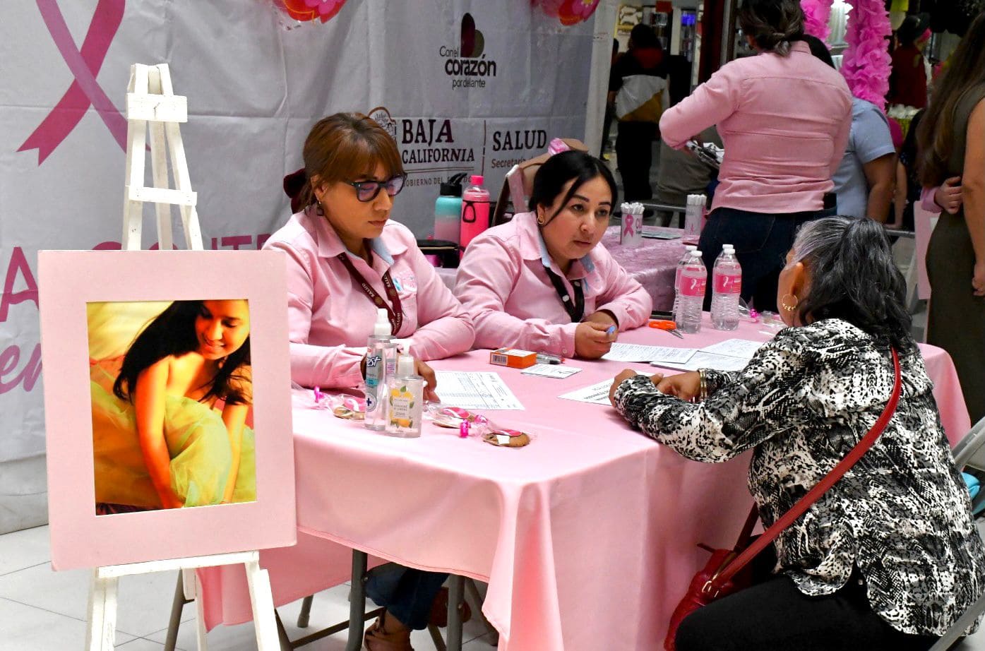 CONTINÚA SECRETARÍA DE SALUD LA ATENCIÓN A MUJERES EN MÓDULO EN PLAZA COMERCIAL DE MEXICALI