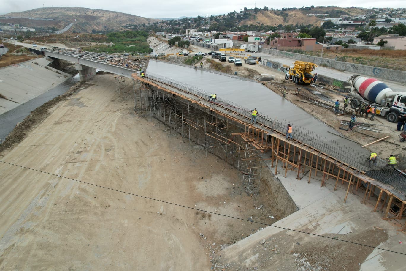 INICIA SIDURT COLADO DE LOSAS DE RODAMIENTO EN PUENTE LOS OLIVOS