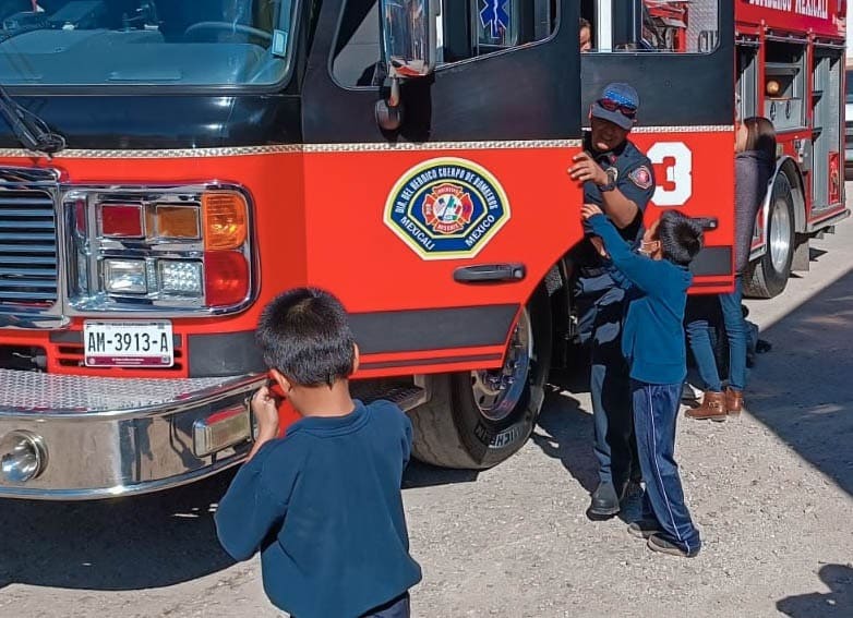 INSTRUYEN BOMBEROS MEXICALI A LA NIÑEZ Y ADOLESCENCIA DEL ALBERGUE TEMPORAL DIF EN MATERIA DE PROTECCIÓN CIVIL