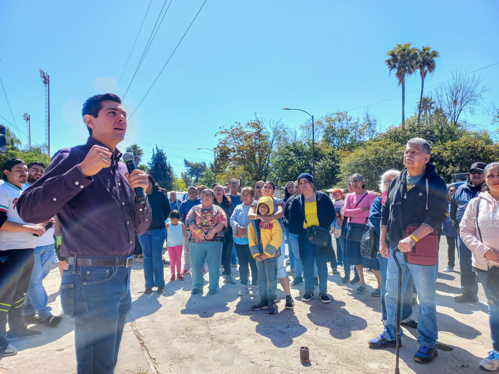 Sigue Román Cota con la entrega de materiales para mejorar el hogar de tecatenses