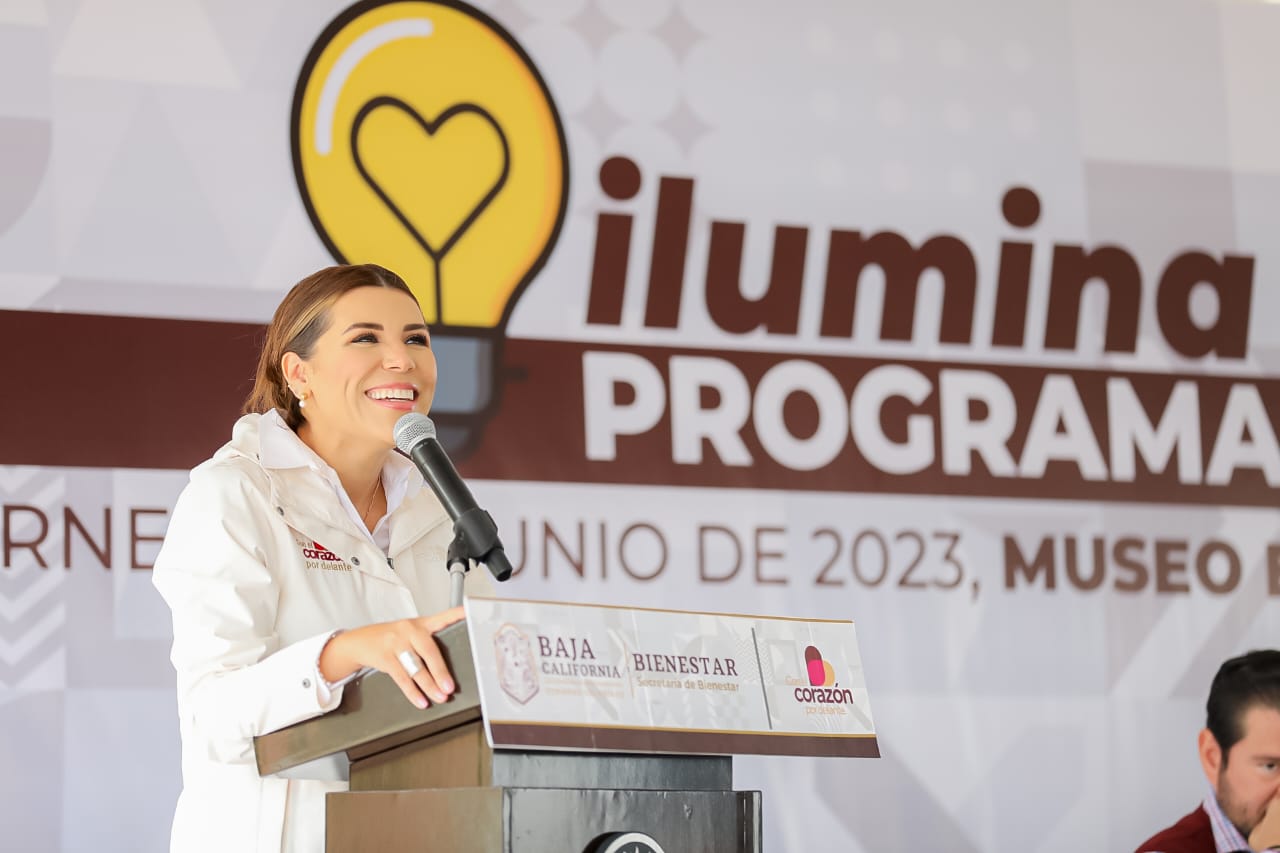 REFUERZA MARINA DEL PILAR ENTREGA DE TARJETAS “ILUMINA TU DÍA”