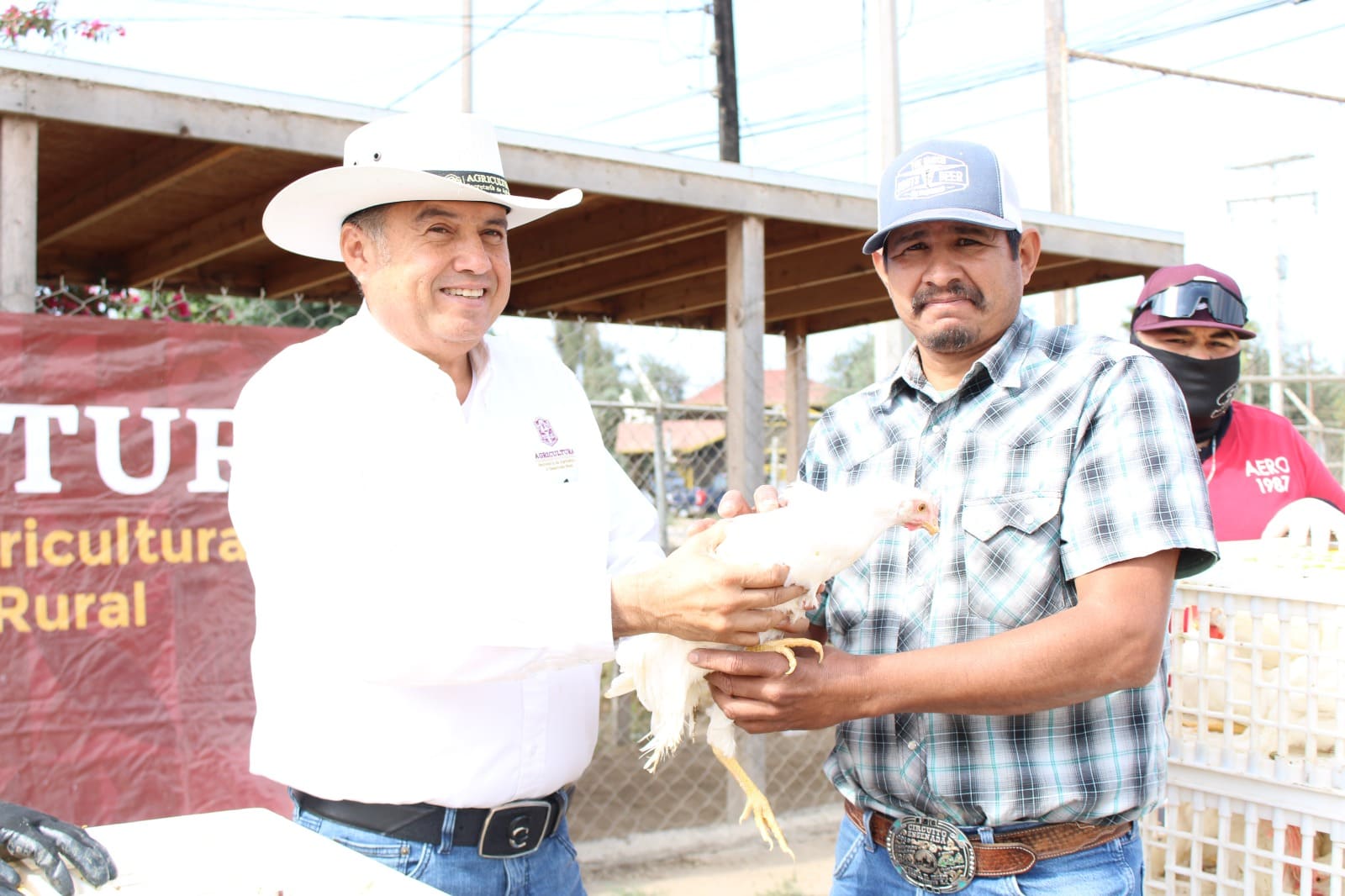 ENTREGA SADERBC APOYOS DEL PROGRAMA DE GRANJAS FAMILIARES EN LA ZONA COSTA