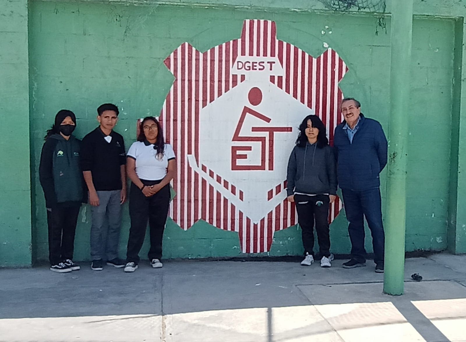 REALIZAN ESTUDIANTES DE EXPRESIÓN GRÁFICA DIGITAL DE CONALEP BC MURAL DISTINTIVO EN SECUNDARIA COMO SERVICIO SOCIAL