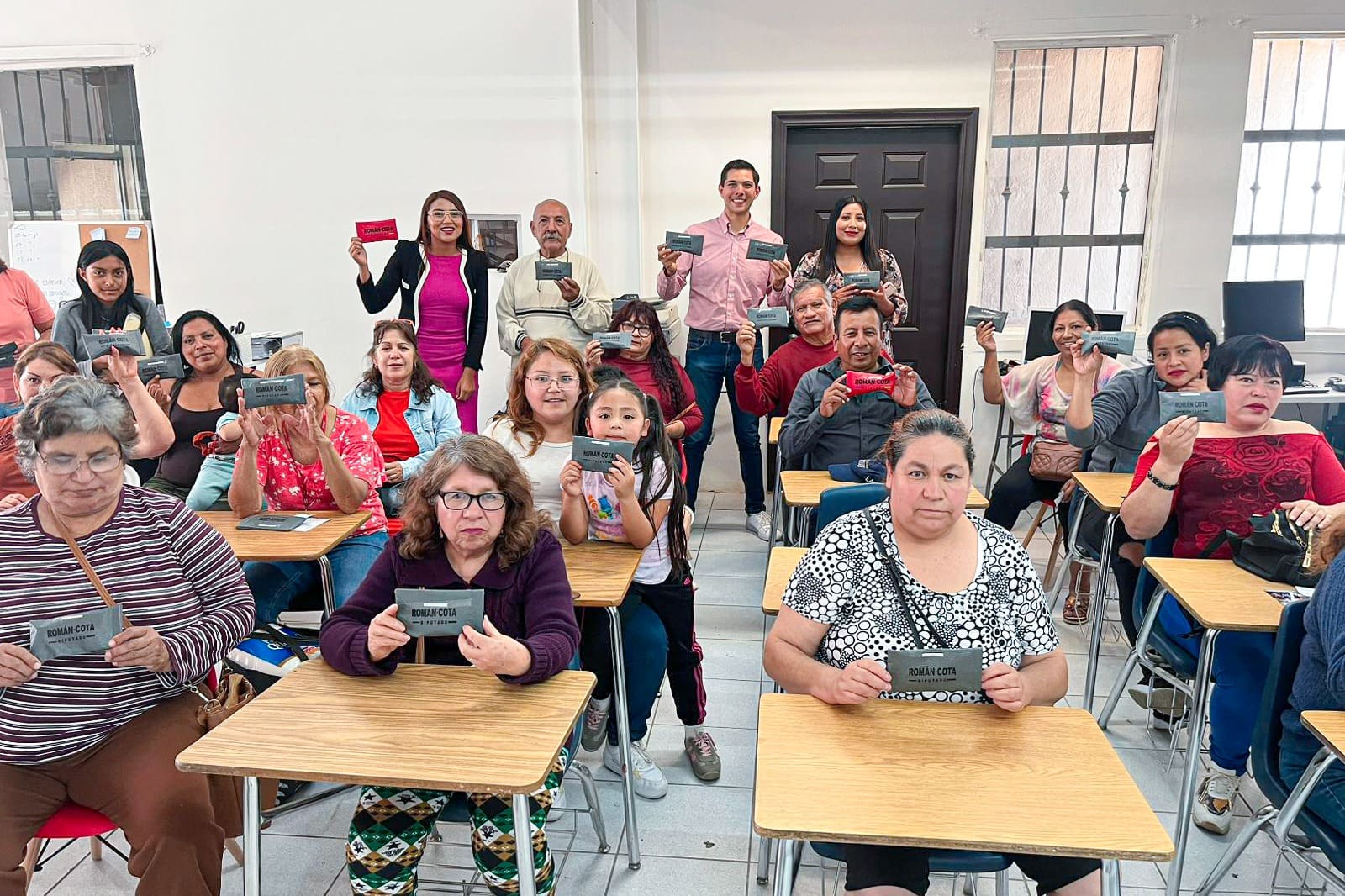 Continúa Román Cota enfocado en mejorar la salud visual de la comunidad en Tecate