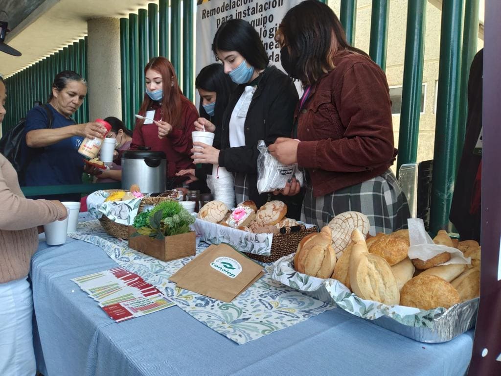 BRINDAN ESTUDIANTES DE CONALEP BC ALIMENTOS A FAMILIARES DE INTERNOS EN CLÍNICA 20 DEL IMSS