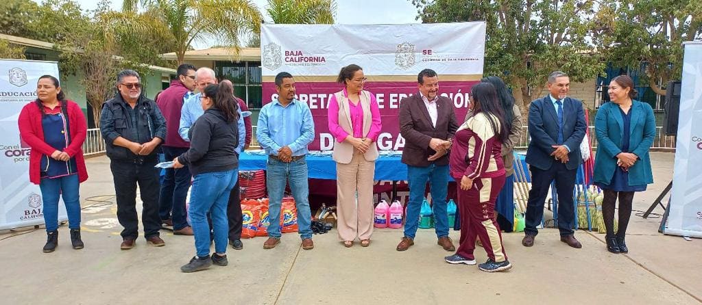 REALIZA SECRETARÍA DE EDUCACIÓN ENTREGA DE MÚLTIPLES APOYOS EN SAN QUINTÍN