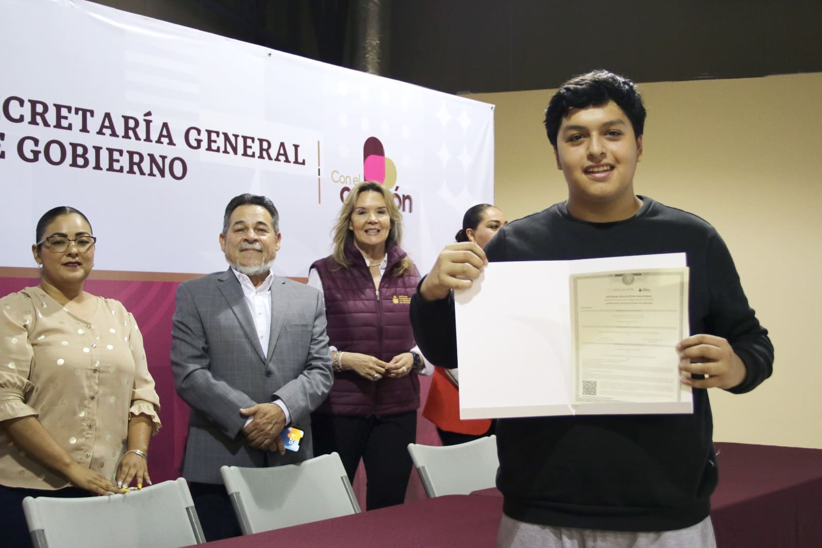 ENTREGA GOBIERNO DE BAJA CALIFORNIA CERTIFICADOS DE PRIMARIA Y SECUNDARIA A PERSONAS ADULTAS