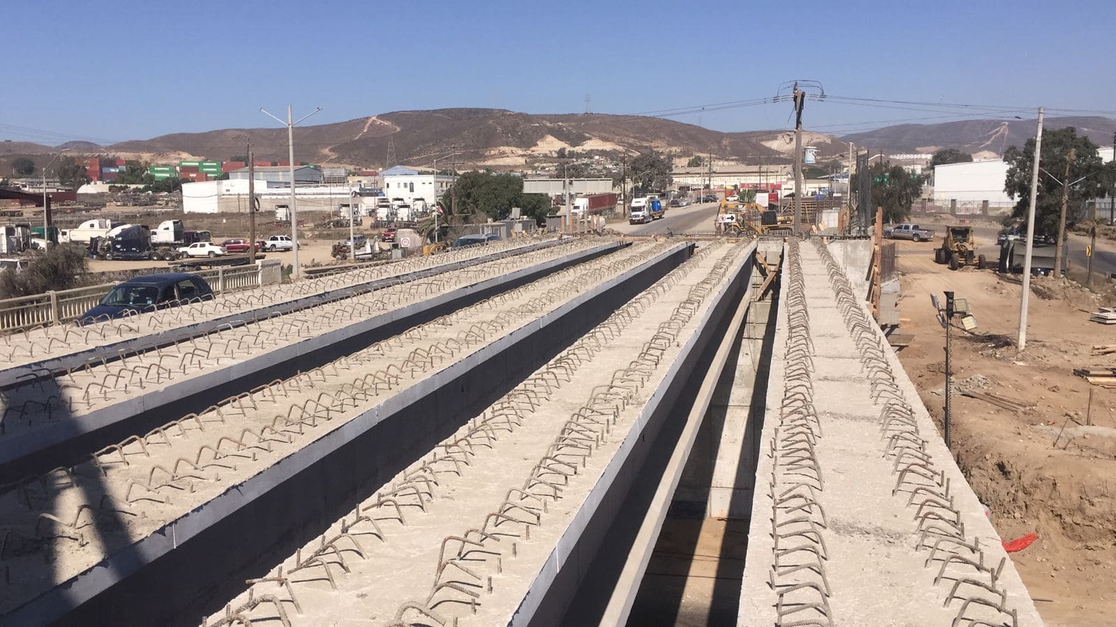 CONCLUYE CON ÉXITO INTALACIÓN DE PRIMERAS VIGAS DEL PUENTE DE NODO VIAL EL SAUZAL: SIDURT