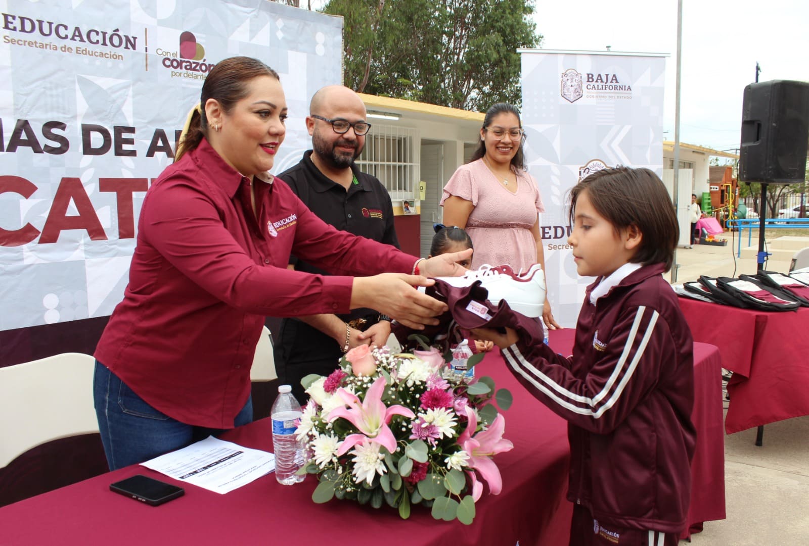 ENTREGA SECRETARÍA DE EDUCACIÓN ÚTILES, MOCHILAS, UNIFORMES Y ZAPATOS PARA ESTUDIANTES DE ENSENADA