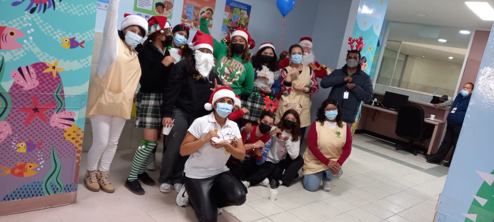 LLEVAN ESTUDIANTES DE CONALEP PLANTEL TIJUANA II JUGUETES A NIÑAS Y NIÑOS CON CÁNCER