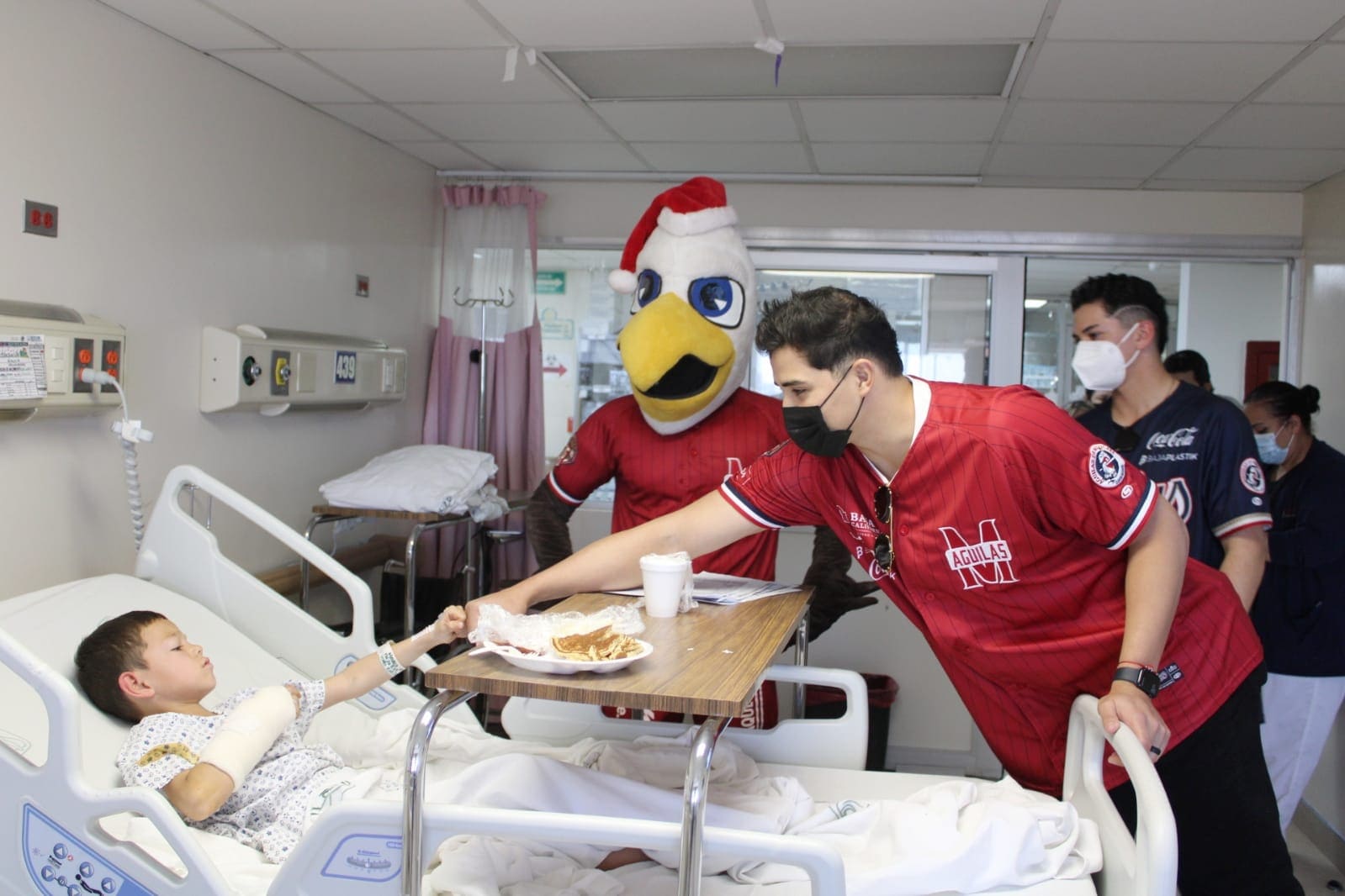 RECIBEN NIÑAS Y NIÑOS DEL HOSPITAL GENERAL DE MEXICALI JUGUETES POR PARTE DE CLUB ÁGUILAS