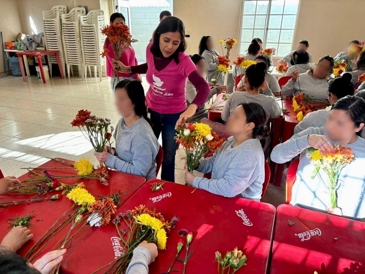 INCENTIVA CESISPE EL DESARROLLO LABORAL FEMENIL CON TALLER DE ELABORACIÓN DE ARREGLOS FLORALES EN EL CERESO DE TIJUANA